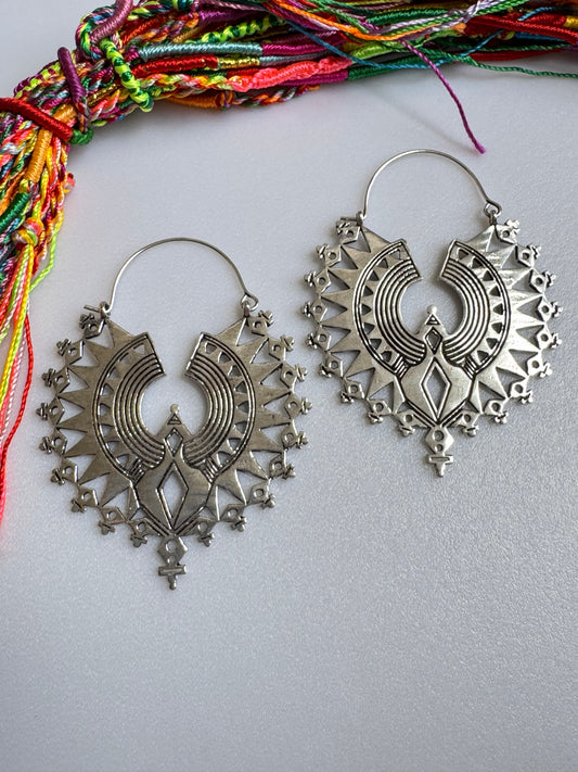 Orecchini boho argentati cerchi scarabeo alato
