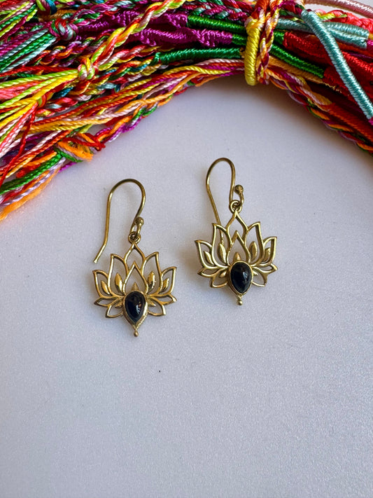 Orecchini boho dorato fiore di loto nero
