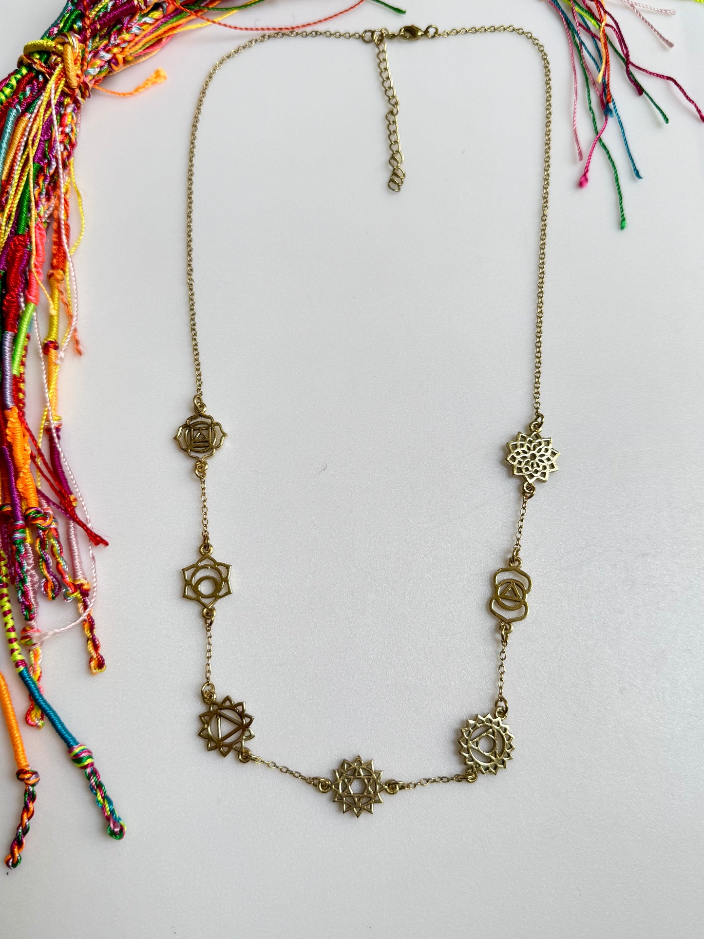 Collana dorata con simboli sette chakra