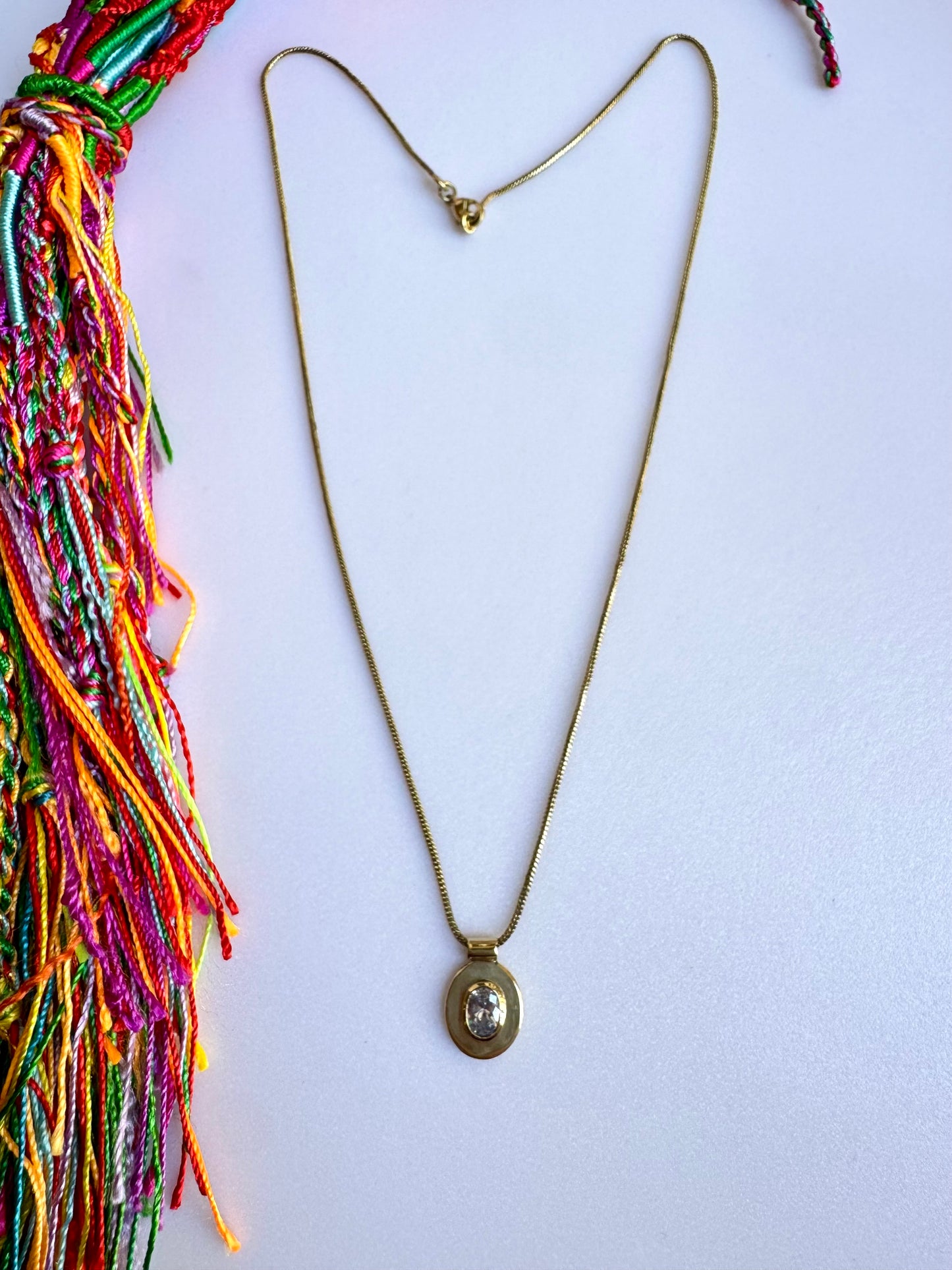 Collana dorata con ciondolo bianco