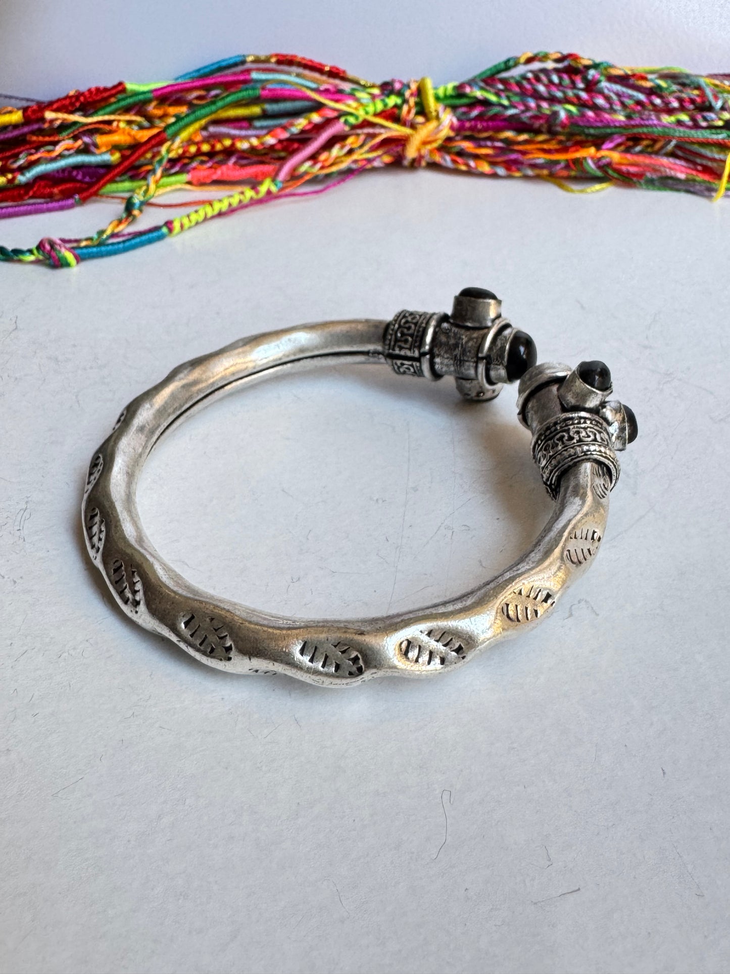 Bracciale boho argentato nero