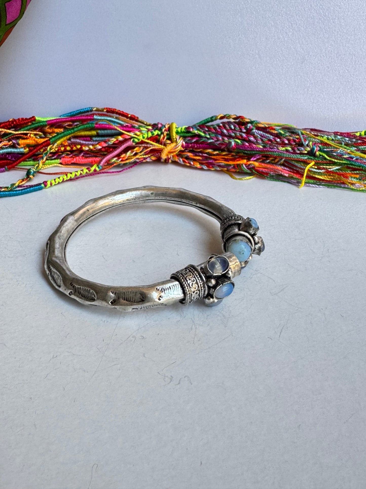 Bracciale boho argentato bianco e celeste