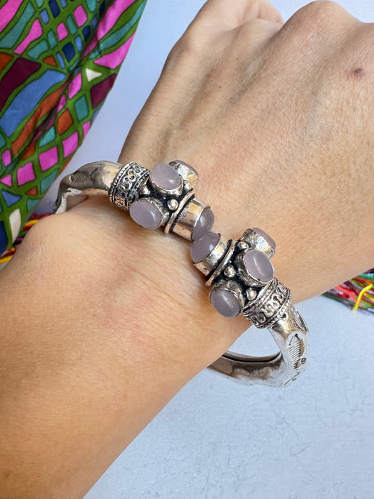 Roséfarbenes Armband im Boho-Stil