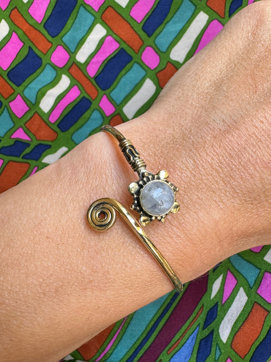 Goldenes Mondstein-Boho-Armband