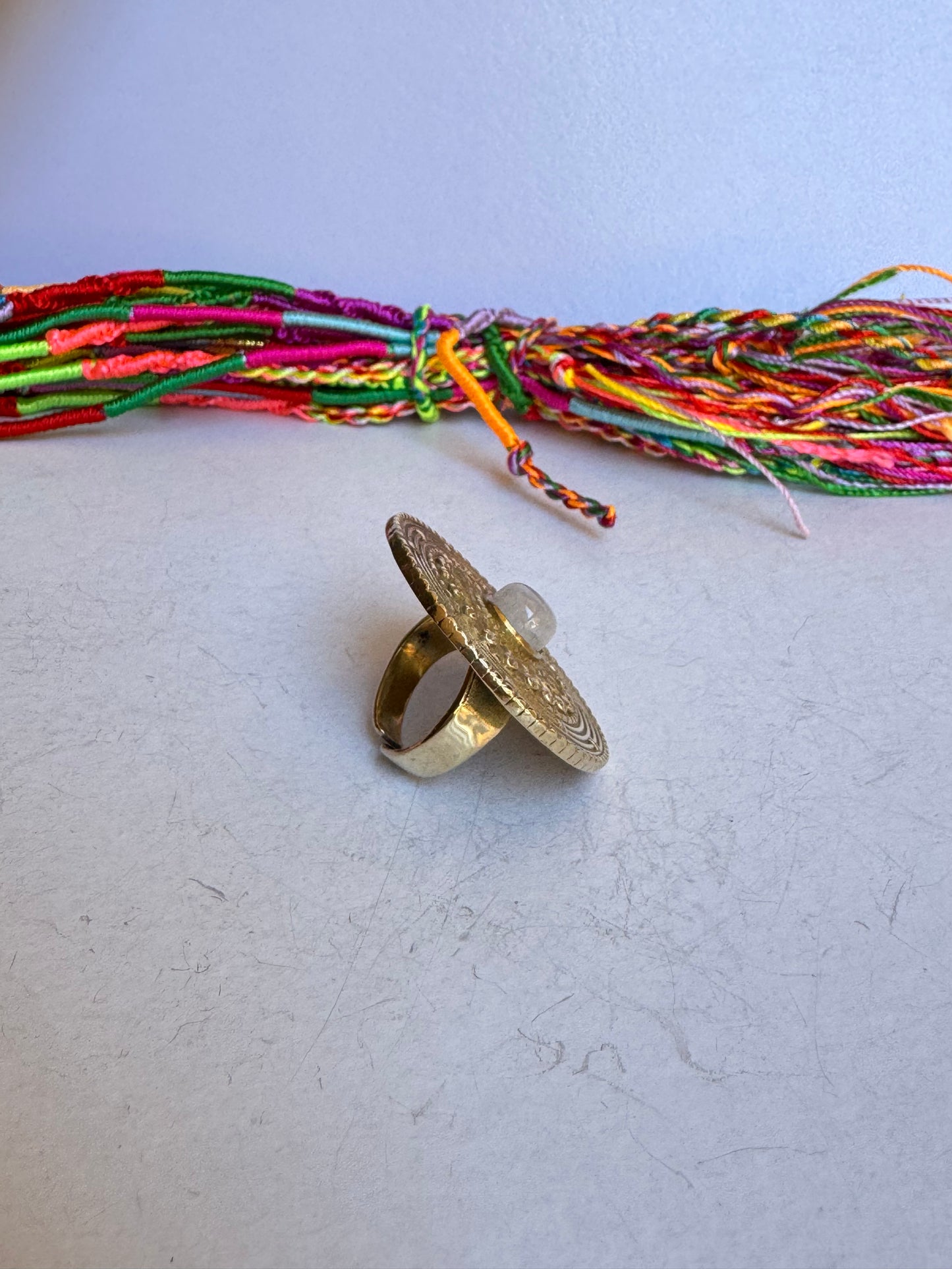 Anello boho dorato pietra di luna arcobaleno