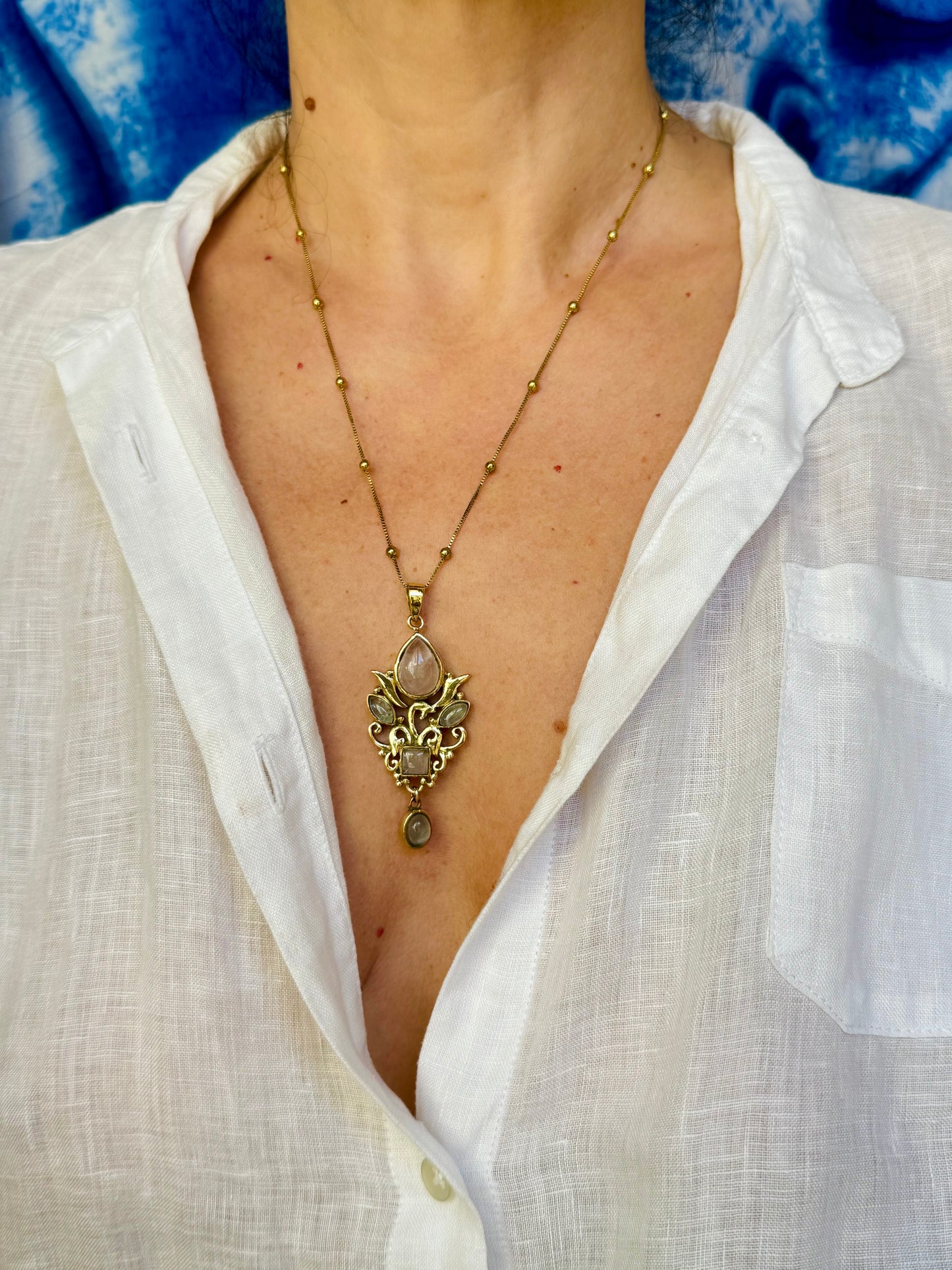 Collana boho dorata con ciondolo quarzo rosa e pietra di luna arcobaleno