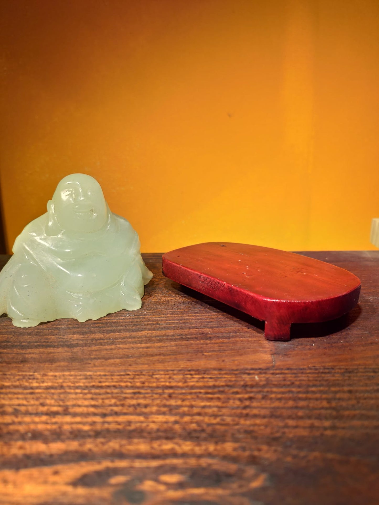 Buddha auf Sockel, harte Steine, indische Jade, grüne Jade