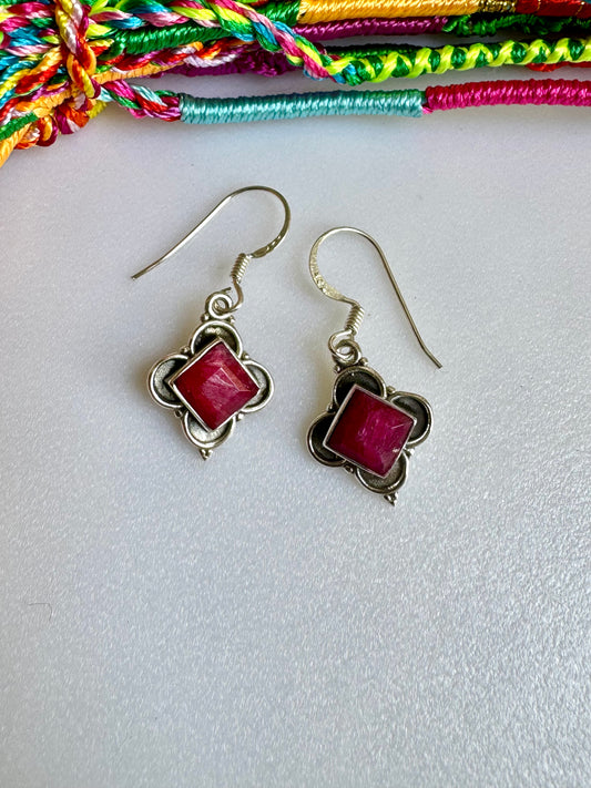 Ohrringe aus 925er Silber mit Rubinwurzel