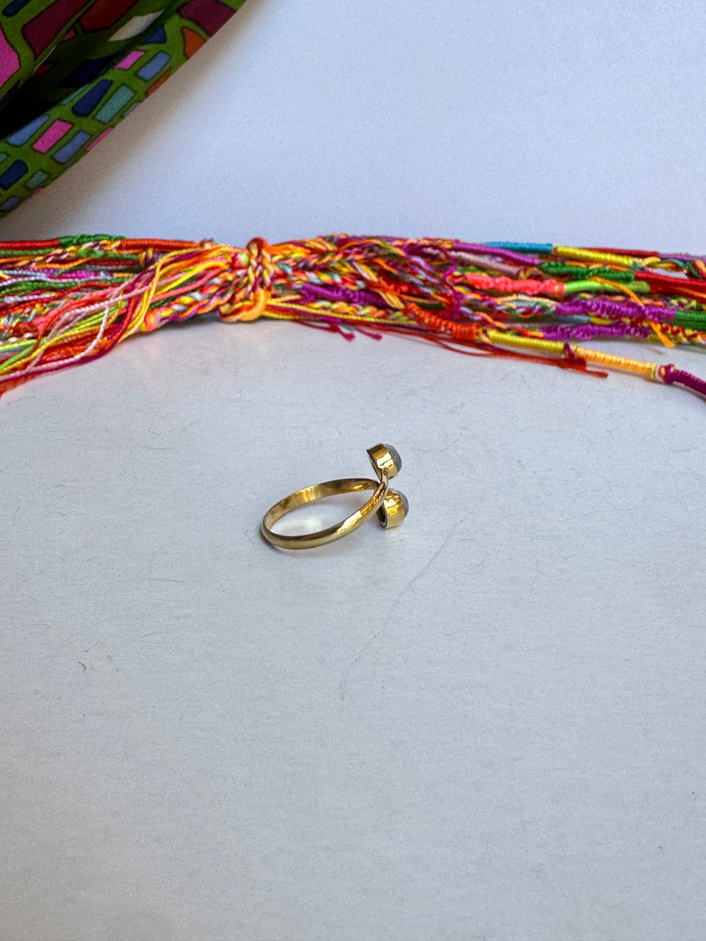 Anello boho dorato pietra di luna arcobaleno regolabile