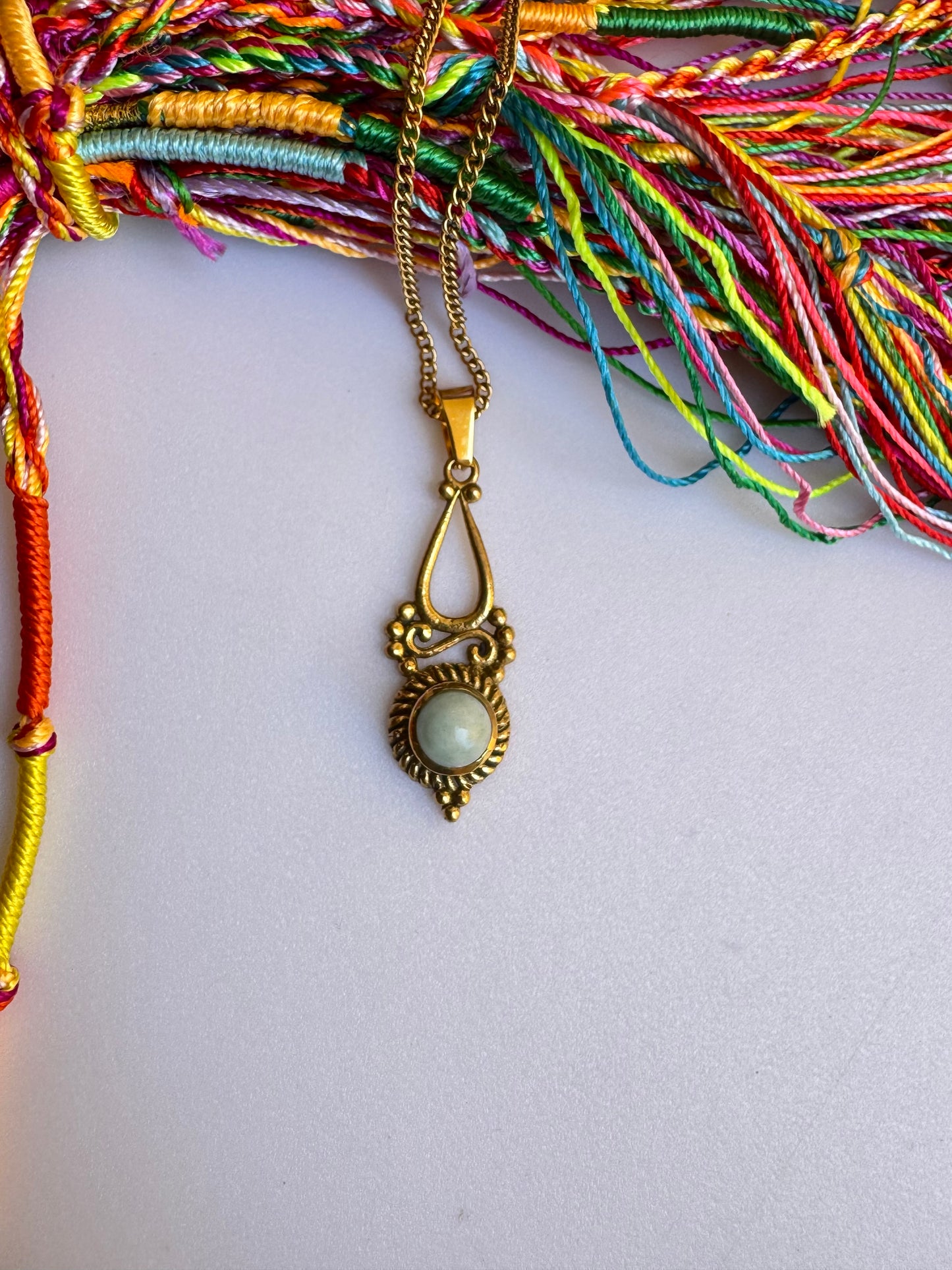 Collana dorata con ciondolo celeste