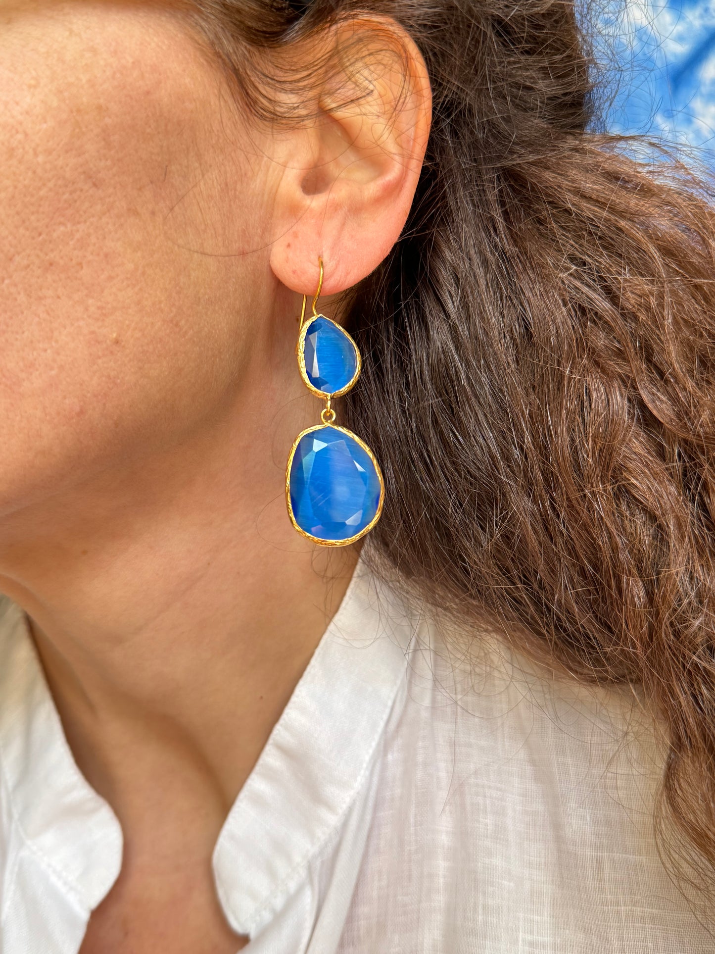 Earrings with 2 light blue stones