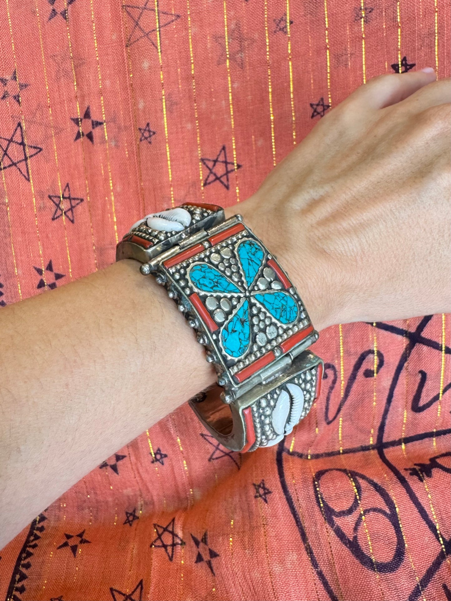 Nepalese bangle bracelet with turquoise flower and vintage shell