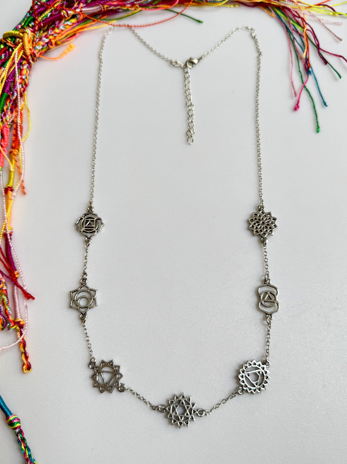 Collana argentata con simboli sette chakra