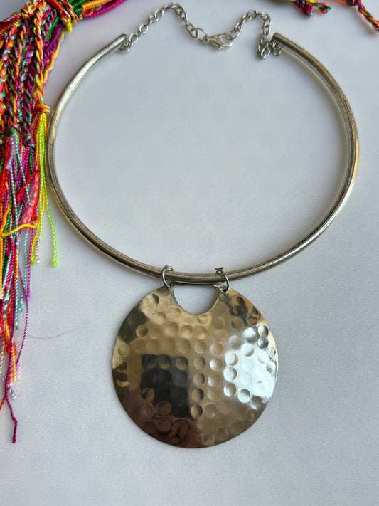 Silberner Medaillonkragen