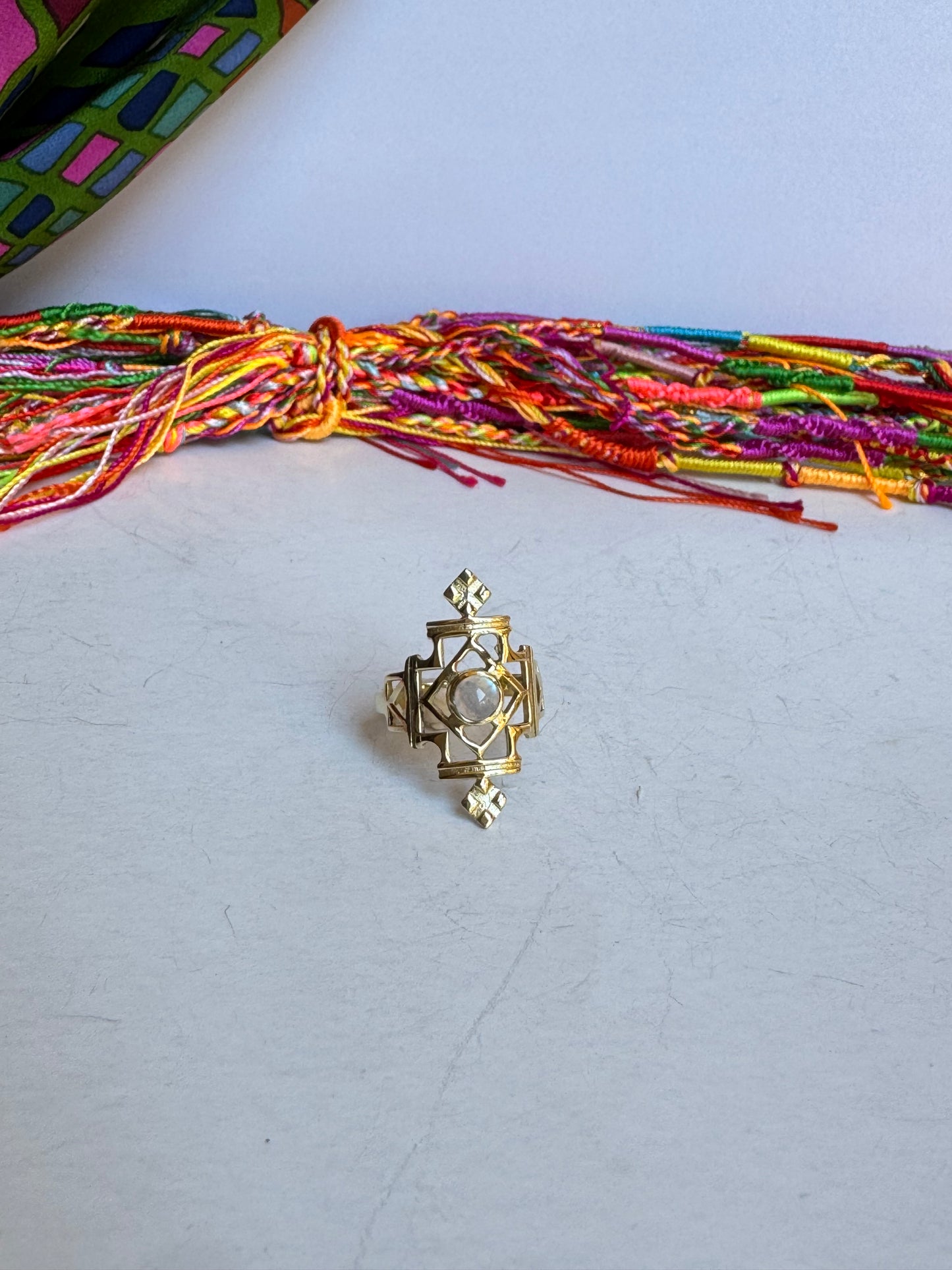 Anello boho dorato pietra di luna arcobaleno