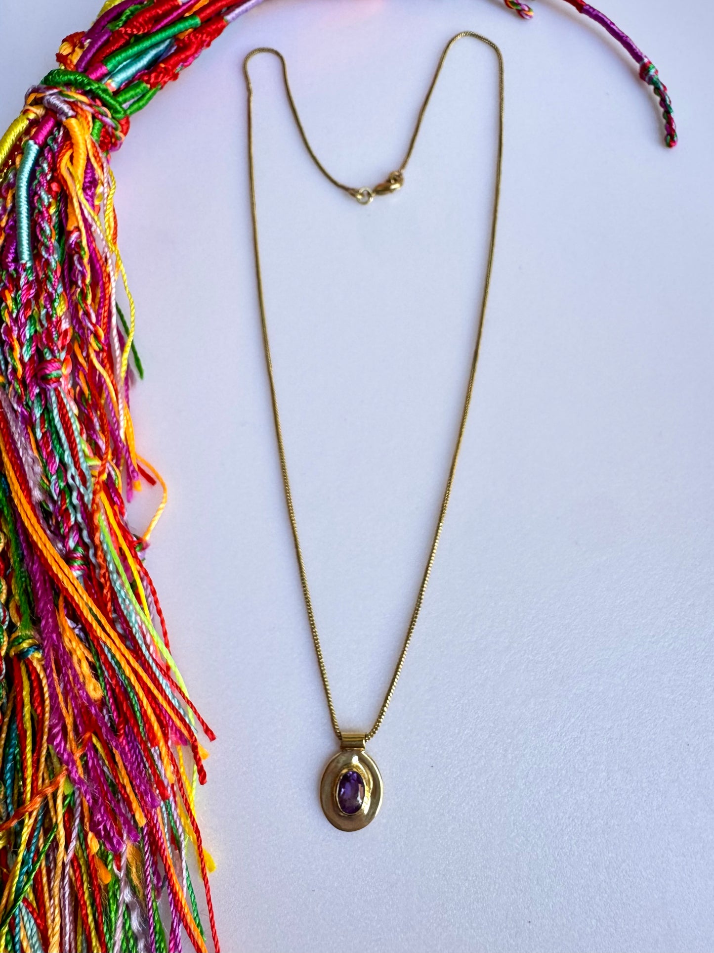 Collana boho dorata con ciondolo viola