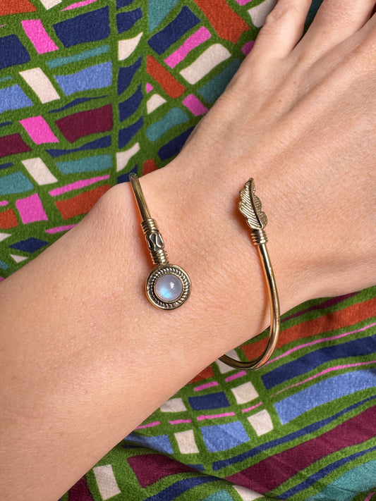 Fliedergoldenes Boho-Armband