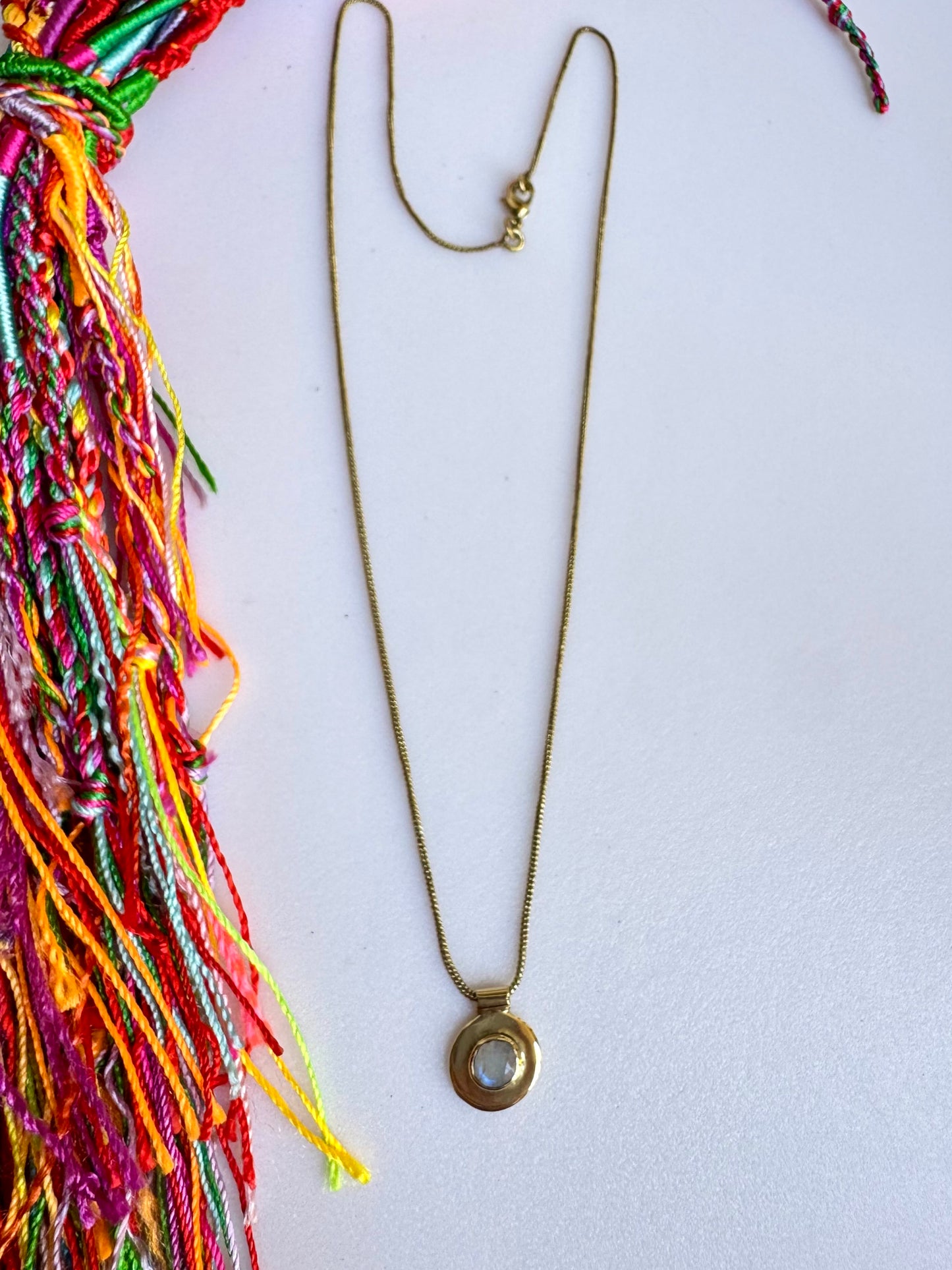 Collana dorata con ciondolo pietra di luna