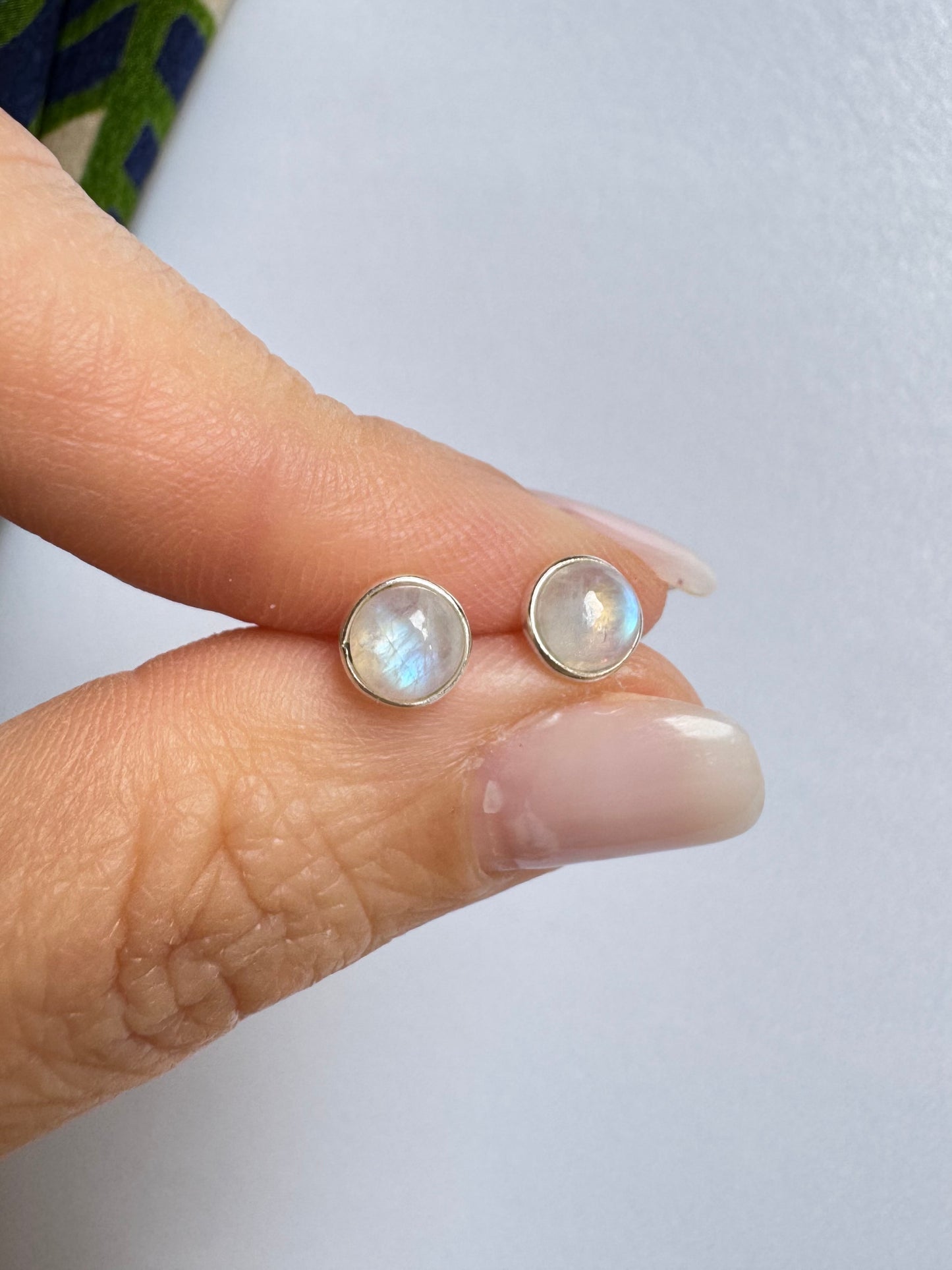 Orecchini mini lobo argento 925 pietra di luna arcobaleno