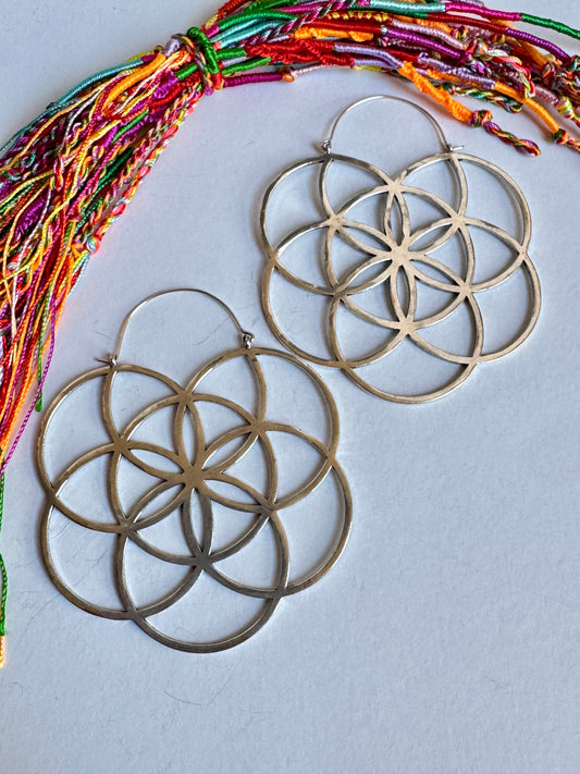 Orecchini boho argentati cerchi fiore della vita