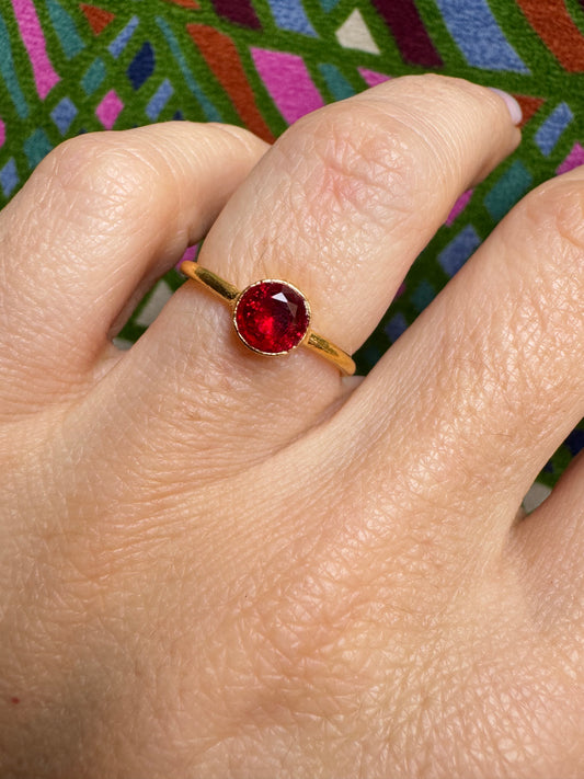 Anello dorato rosso