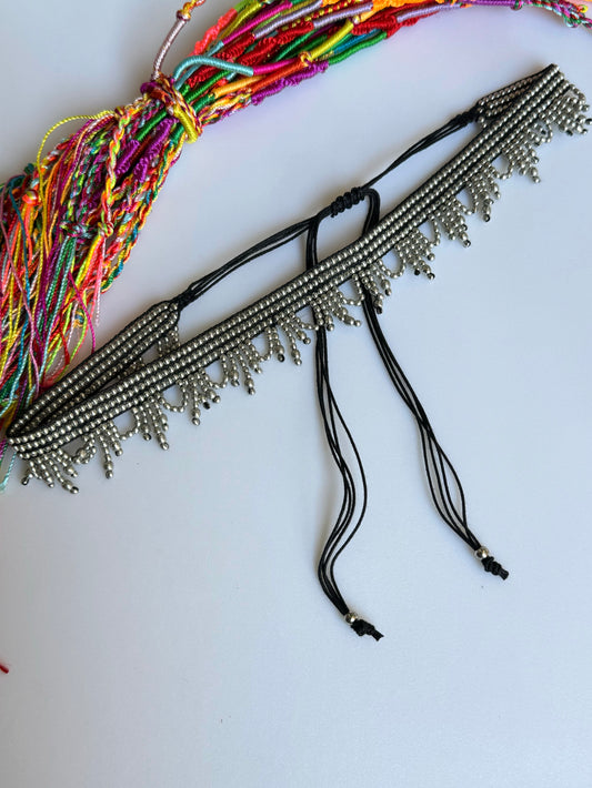 Kragen aus silbernen Perlen