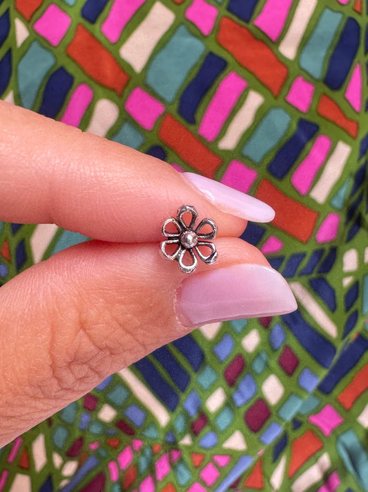 Single lobe earring in 925 silver with a flower profile