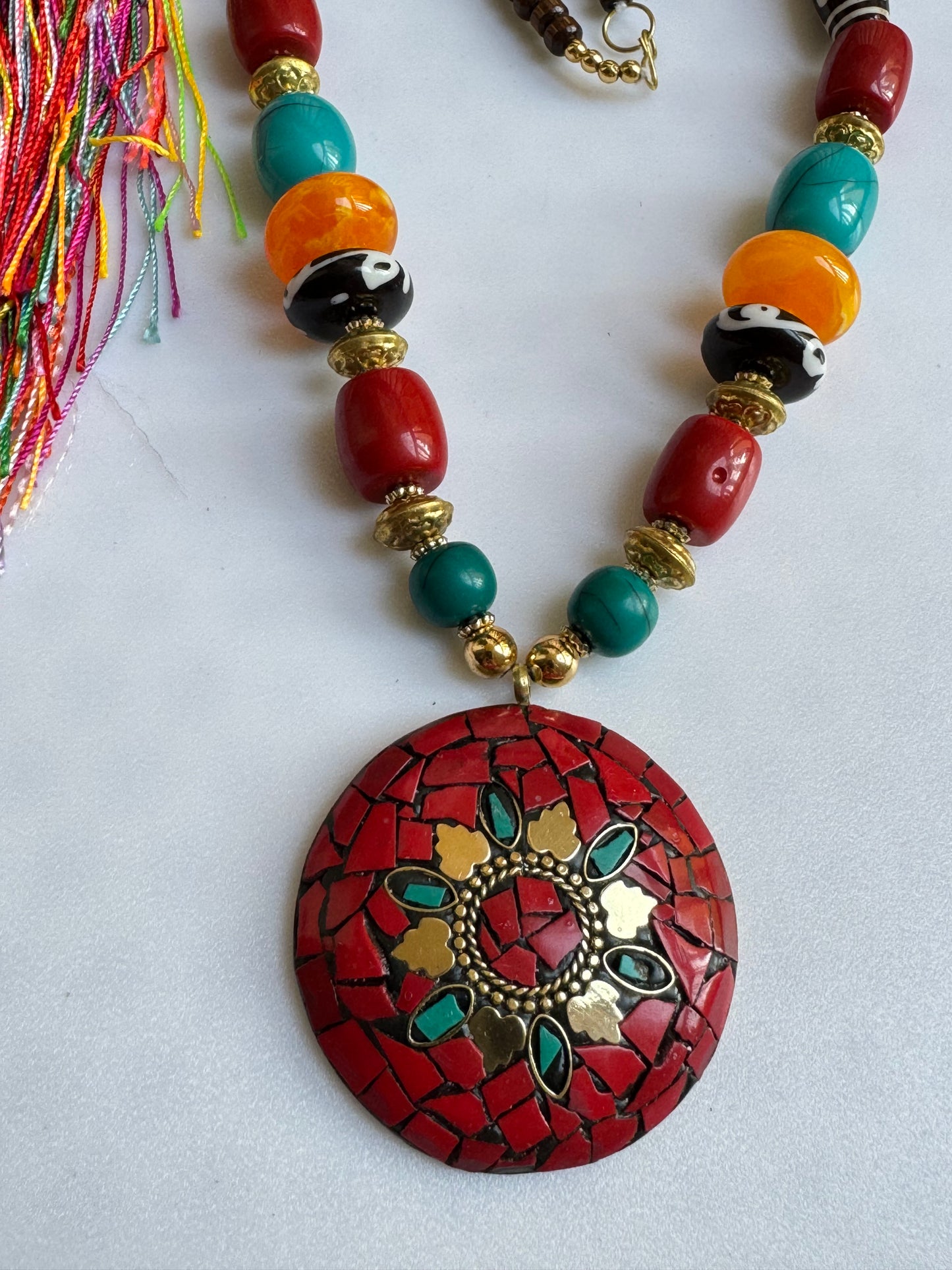 Collana lunga nepalese con medaglione rosso