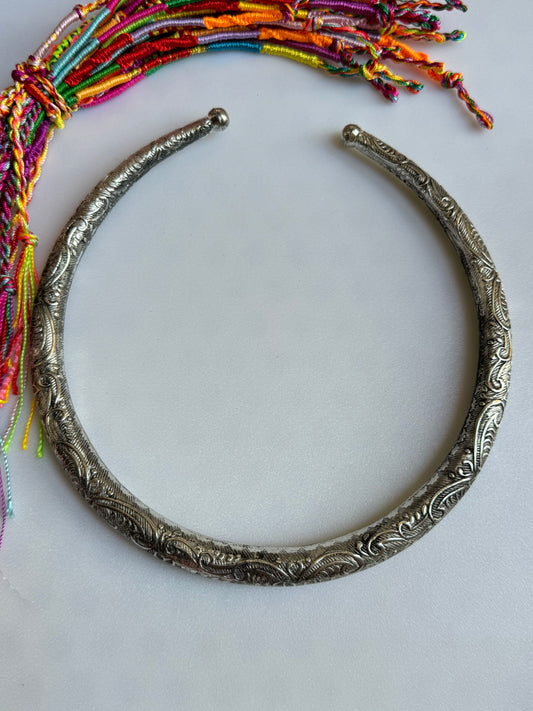 Silberner Kragen mit Wellen und Blumen