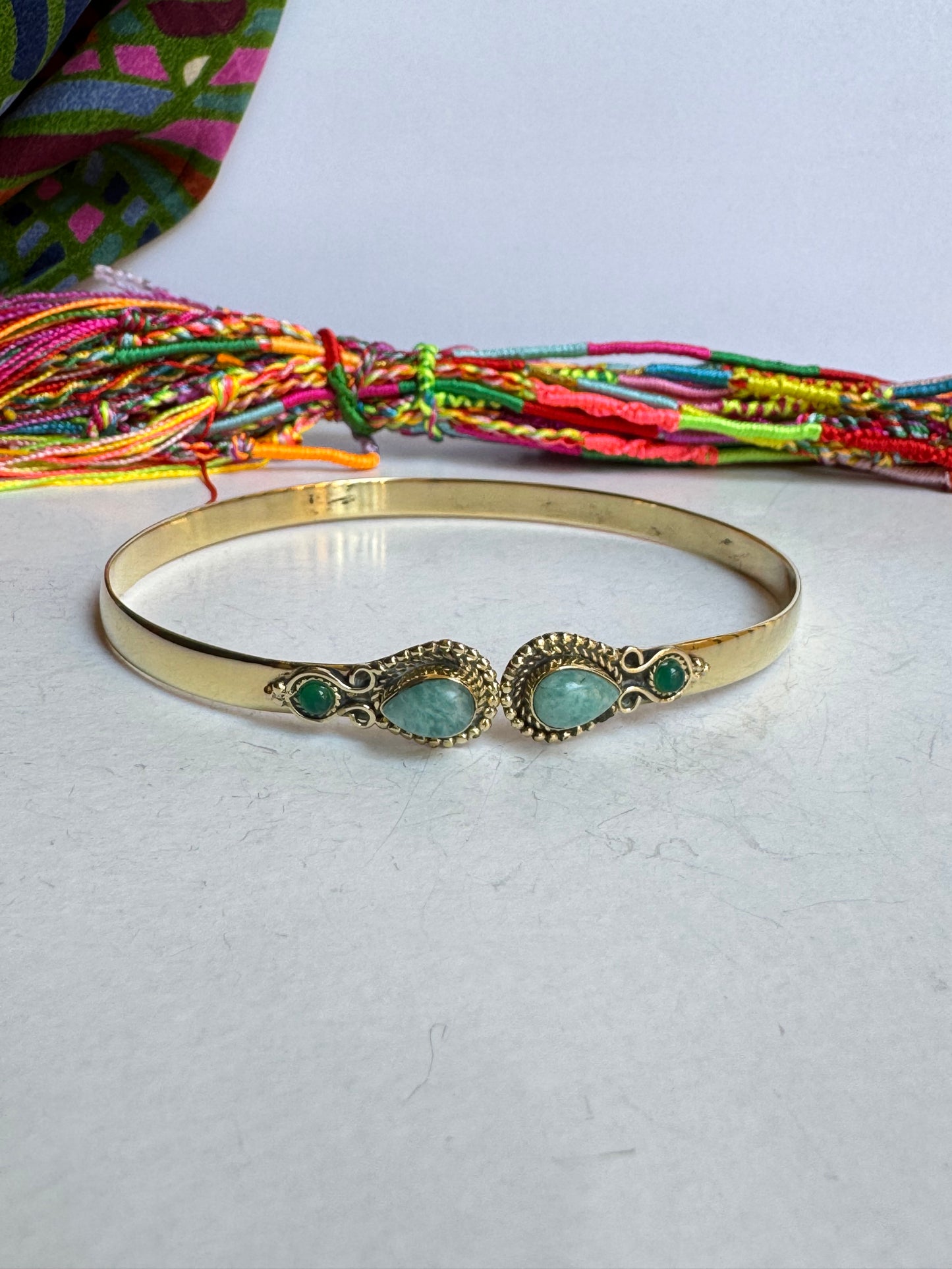 Bracciale braccio boho dorato celeste e verde