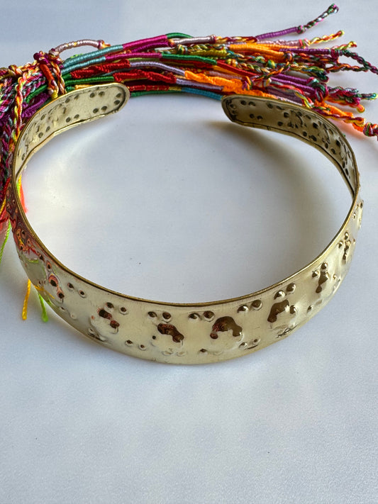 Hochreliefierter goldener Kragen