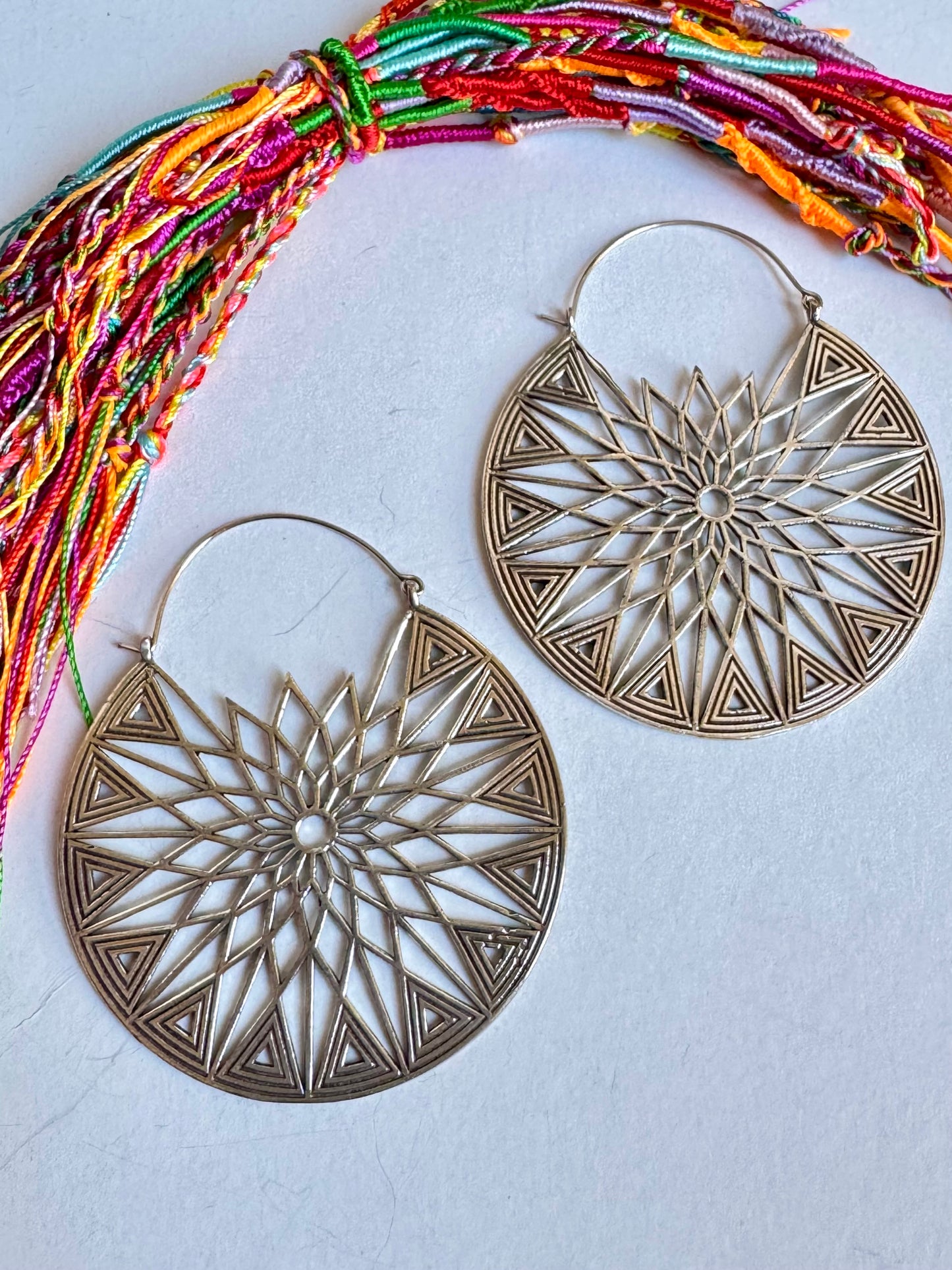 Orecchini boho argentati cerchi mandala