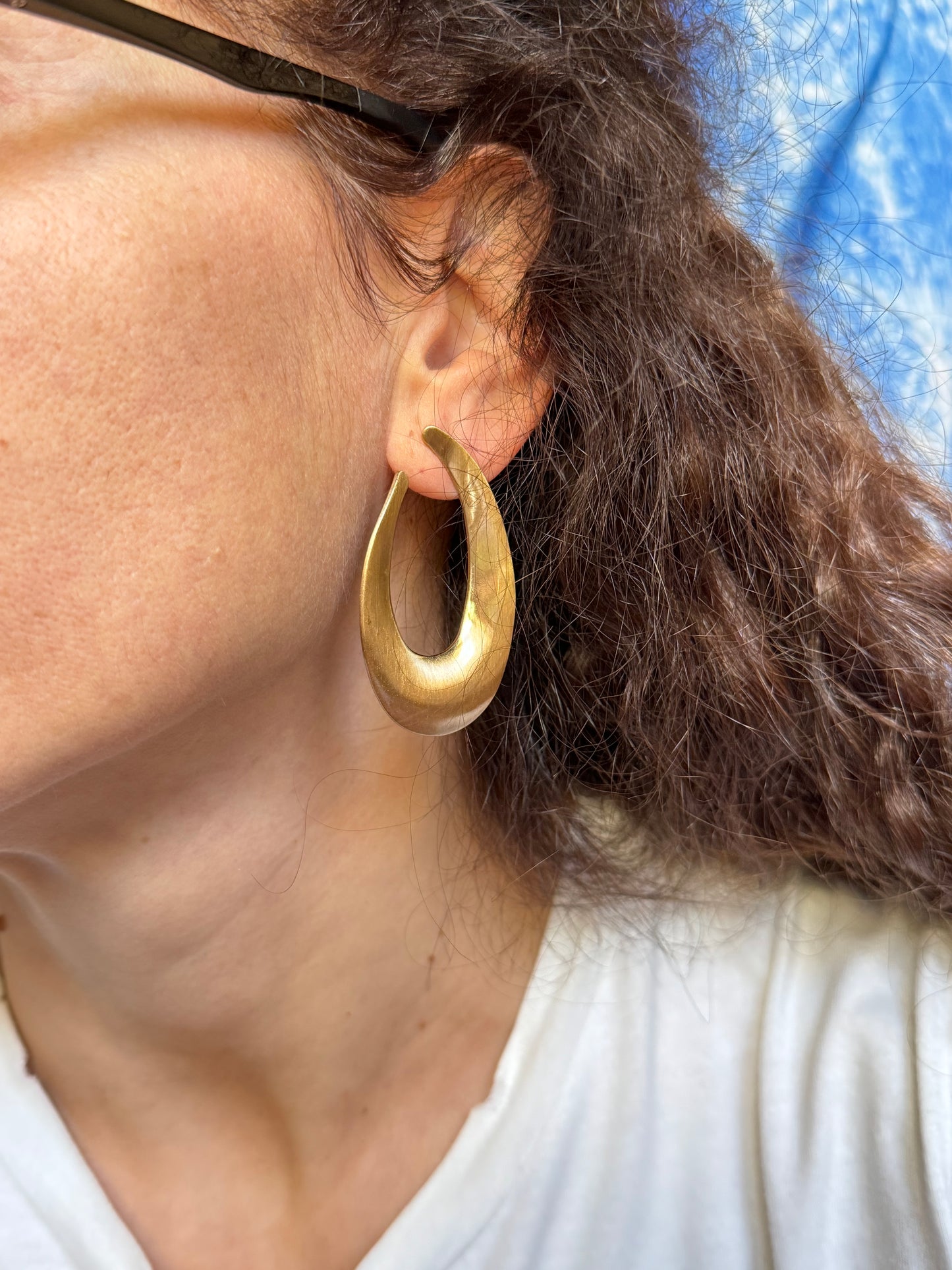 Stylized satin golden circle earrings