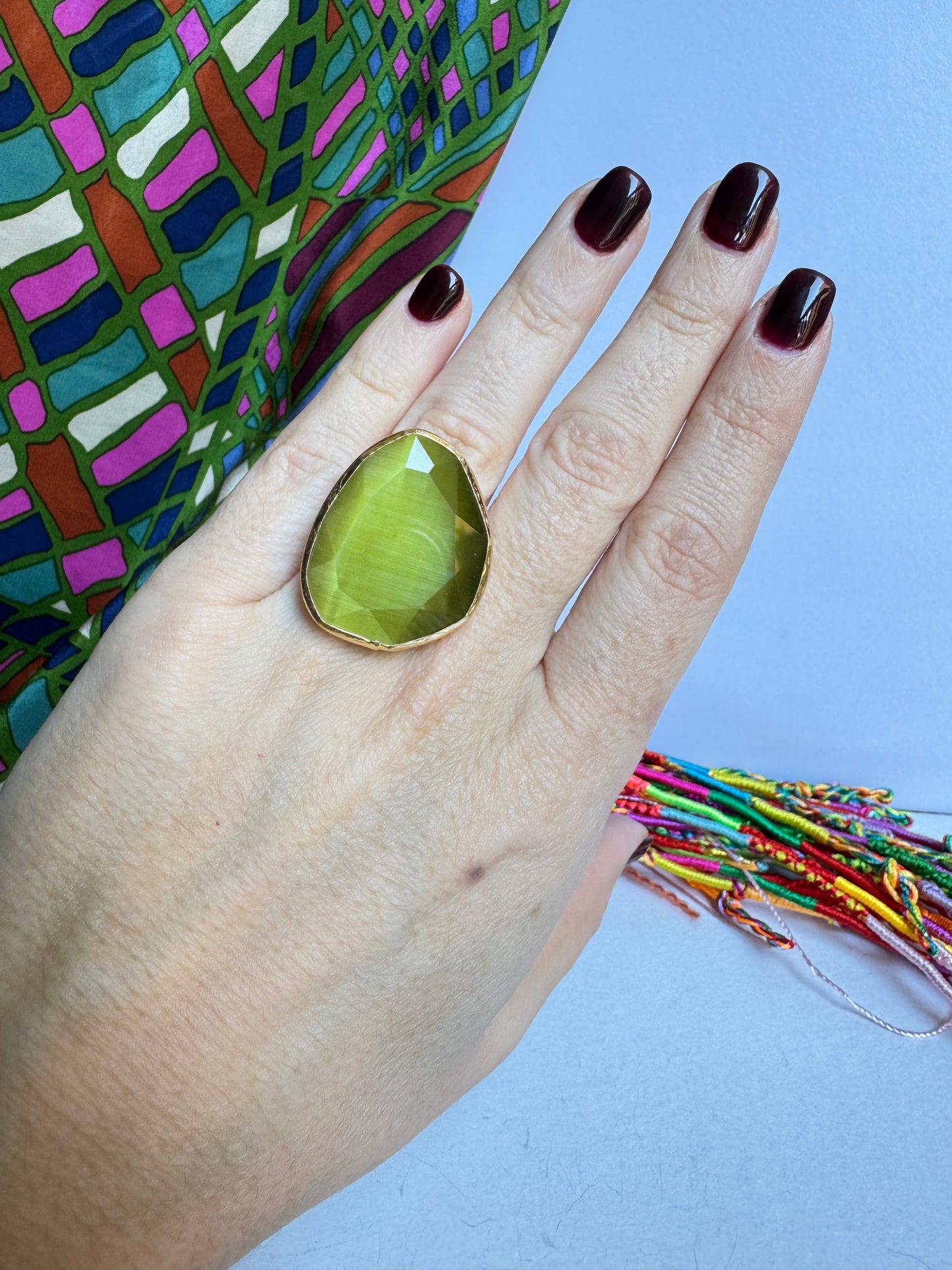 Anello dorato goccia verde acido
