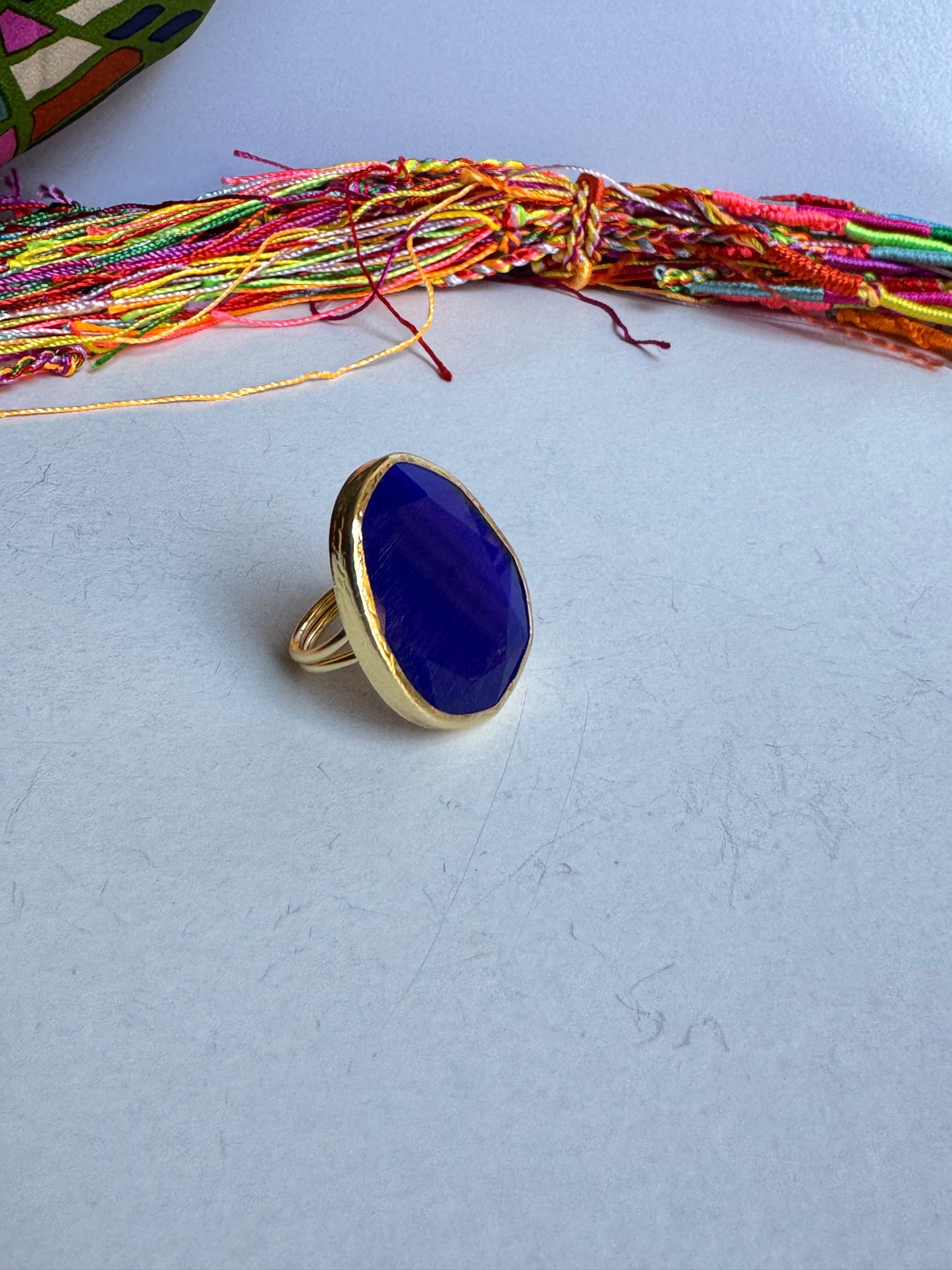 Anello dorato goccia blu