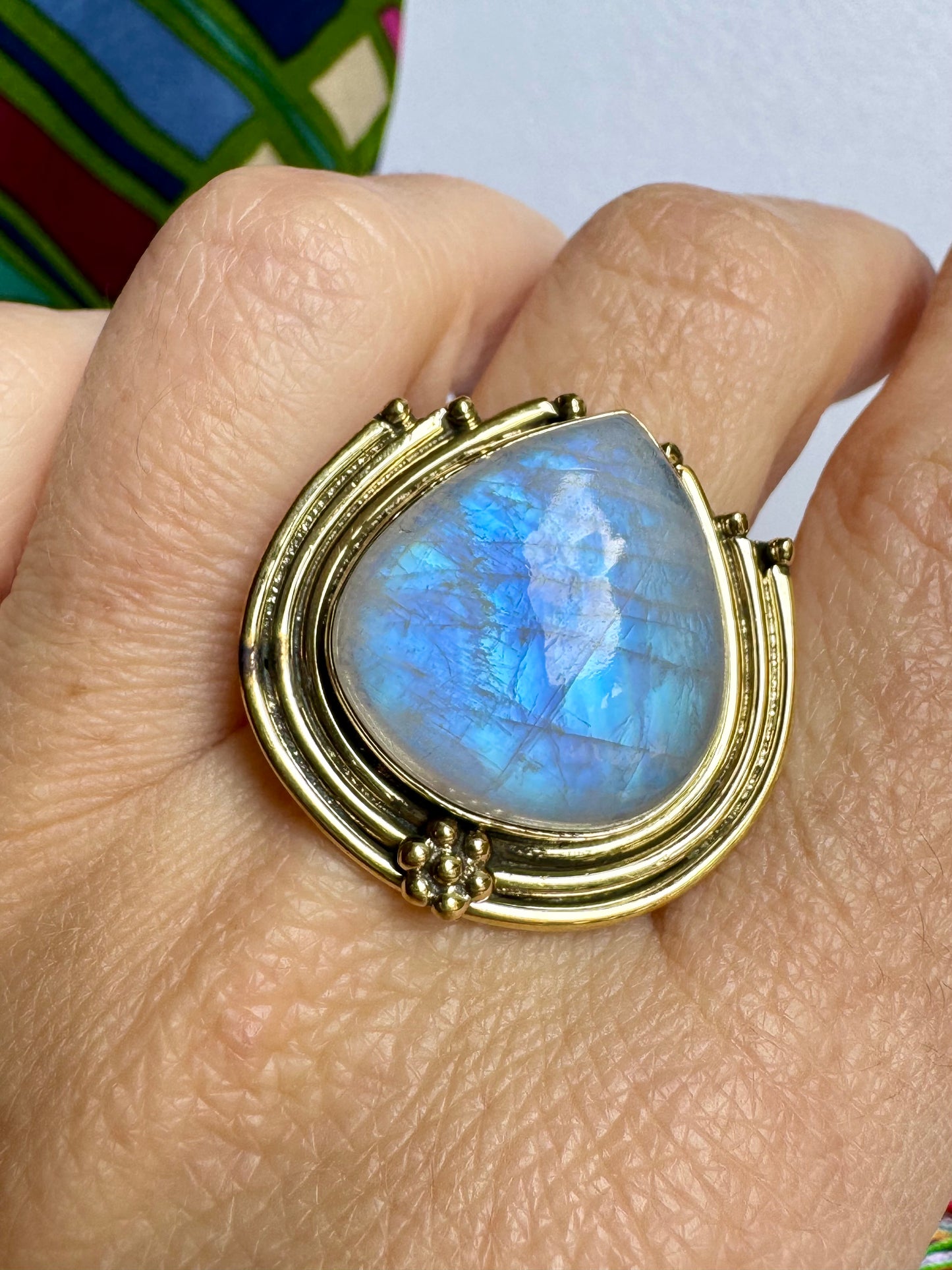 Anello boho dorato pietra di luna arcobaleno regolabile