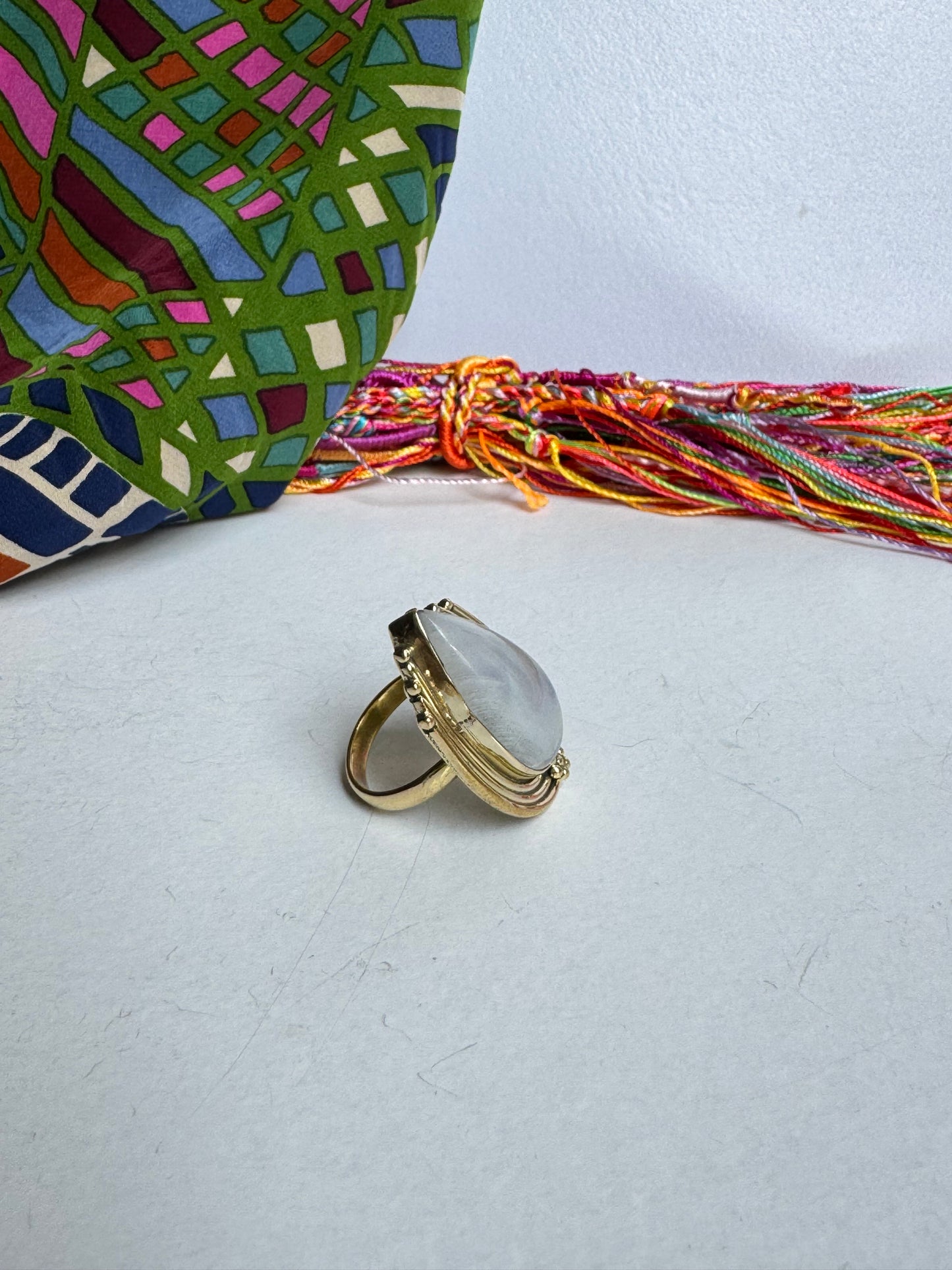 Anello boho dorato pietra di luna arcobaleno regolabile