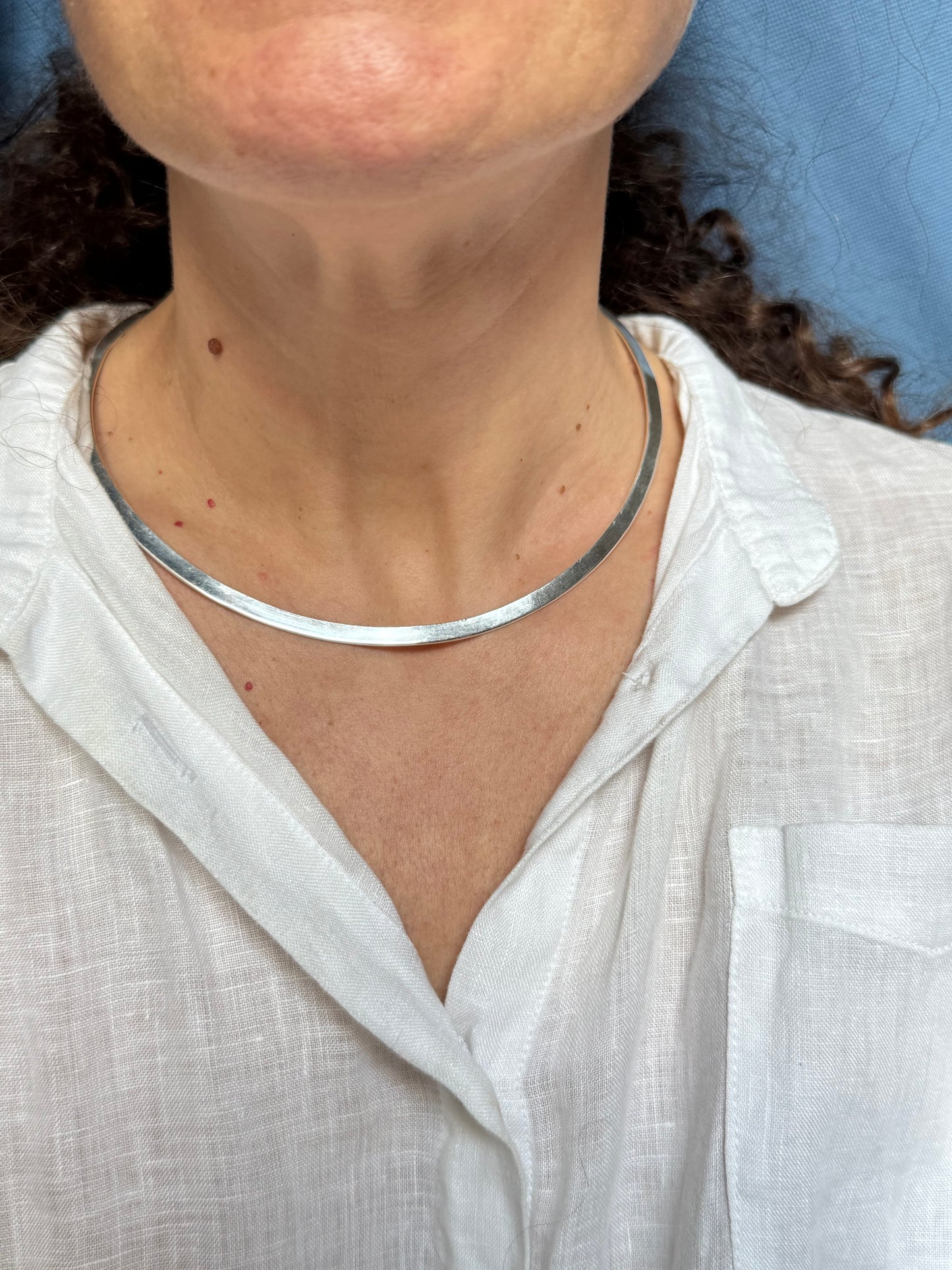 Collarino sottile argentato liscio