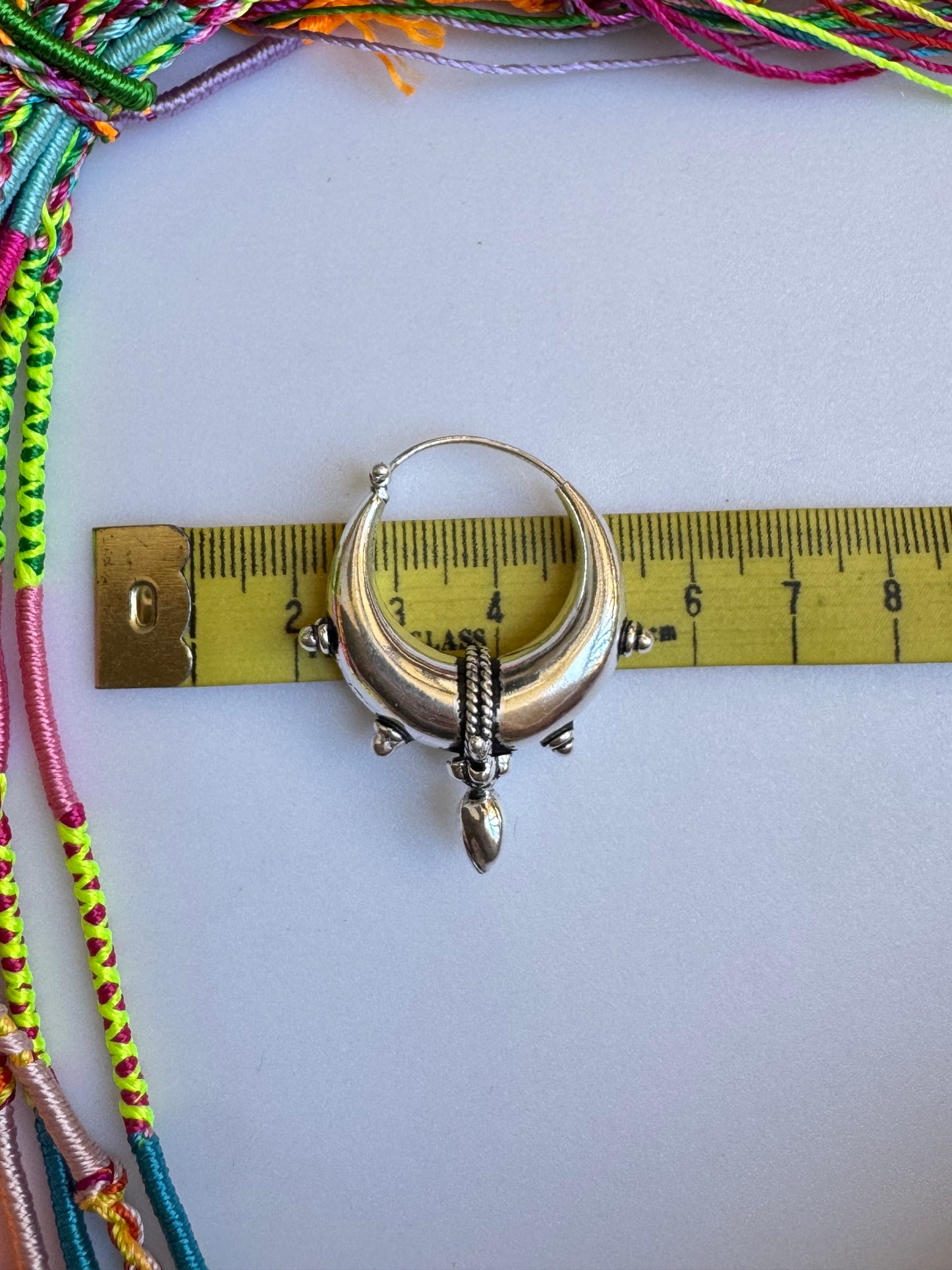 Orecchini boho argentati cerchi tribali punta