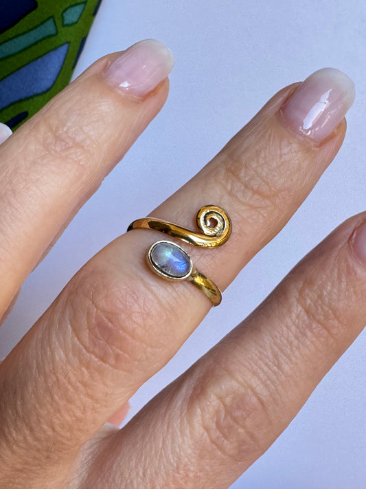 Vergoldeter Boho-Regenbogen-Mondsteinring, verstellbar