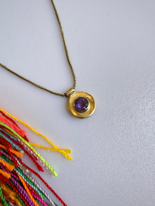 Collana boho dorata con ciondolo viola