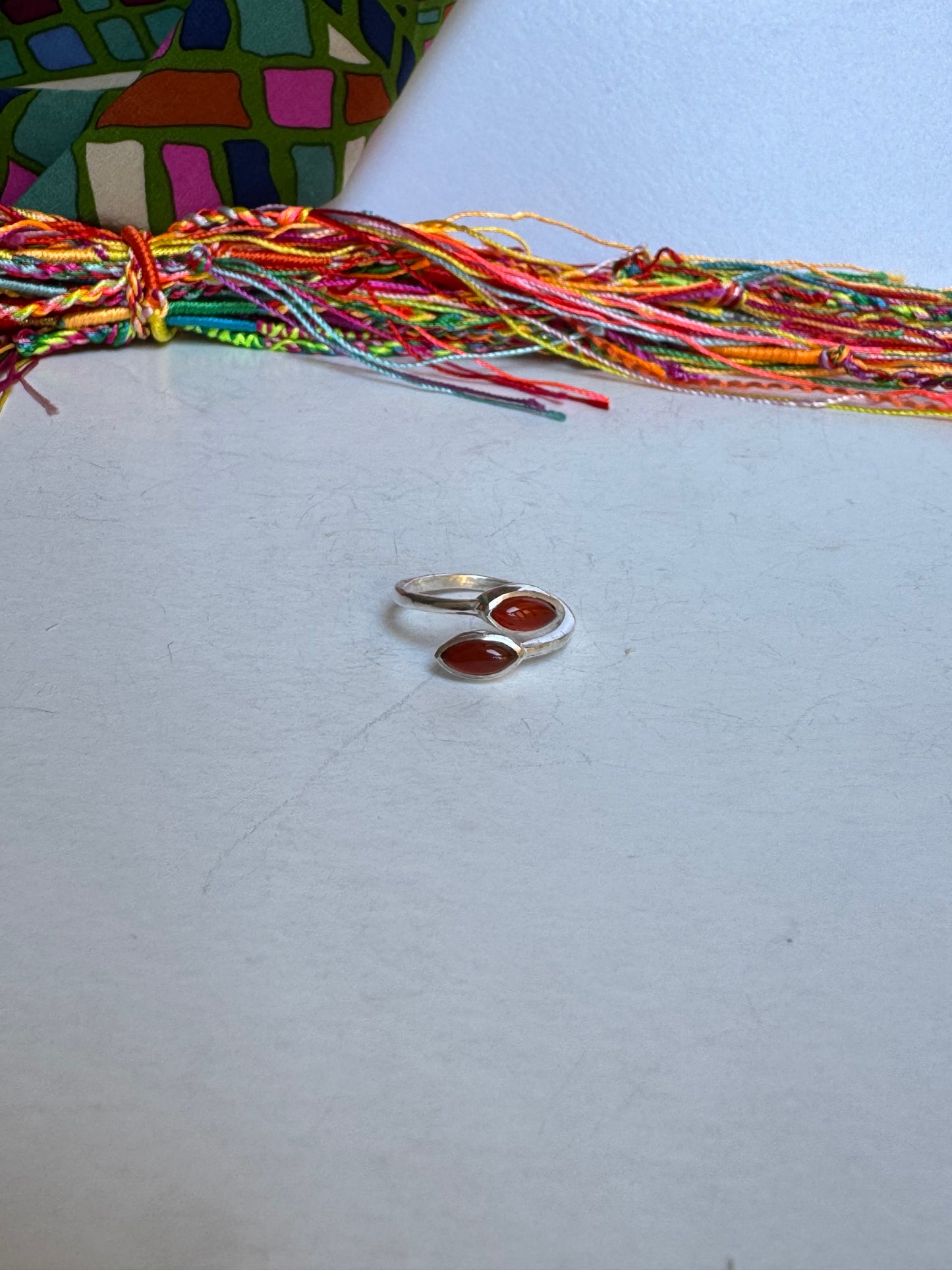 Anello boho argentato rosso