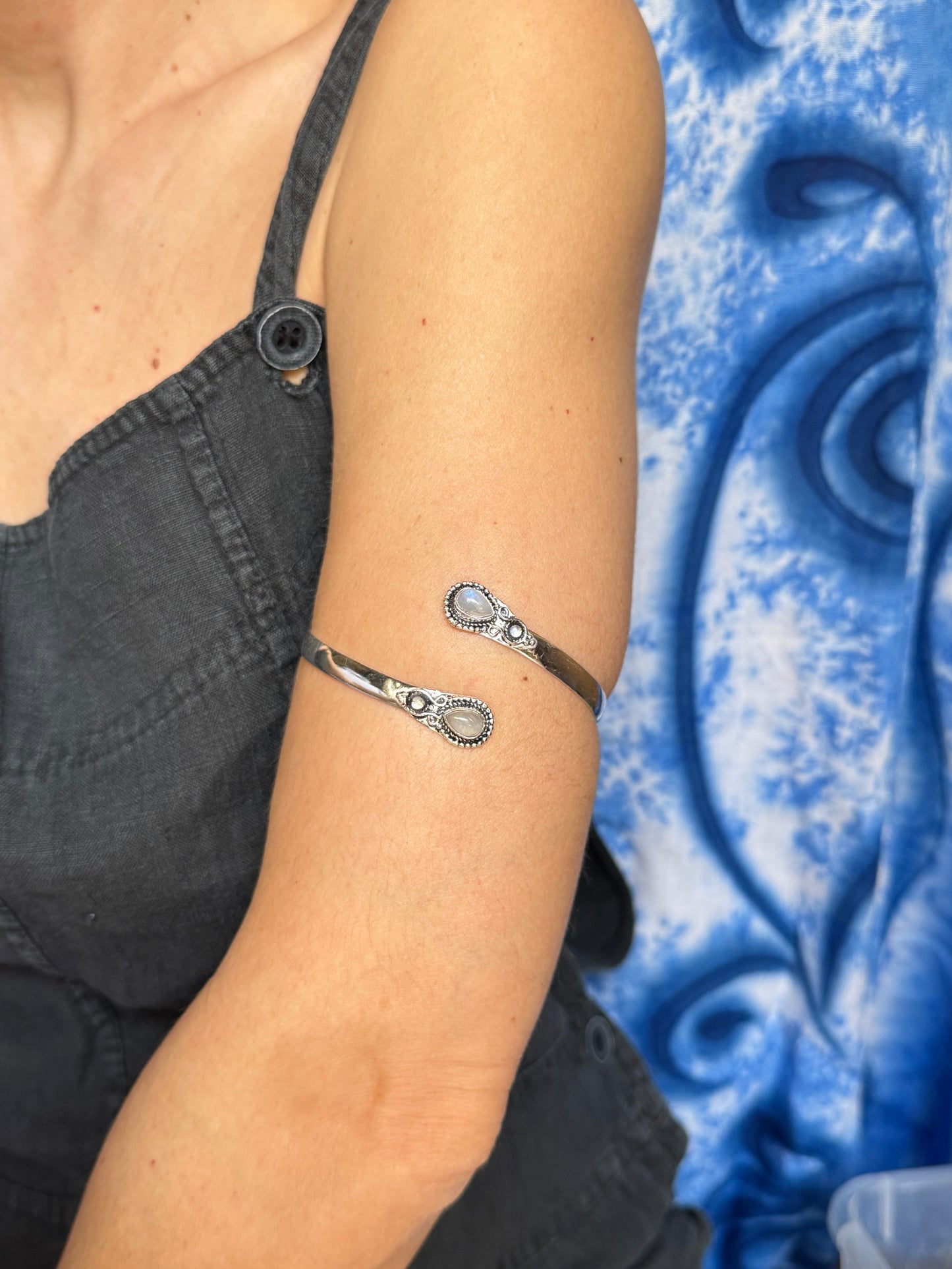 Bracciale braccio boho argentato pietra di luna