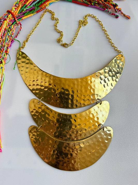 Lange goldene Halskette mit drei Monden