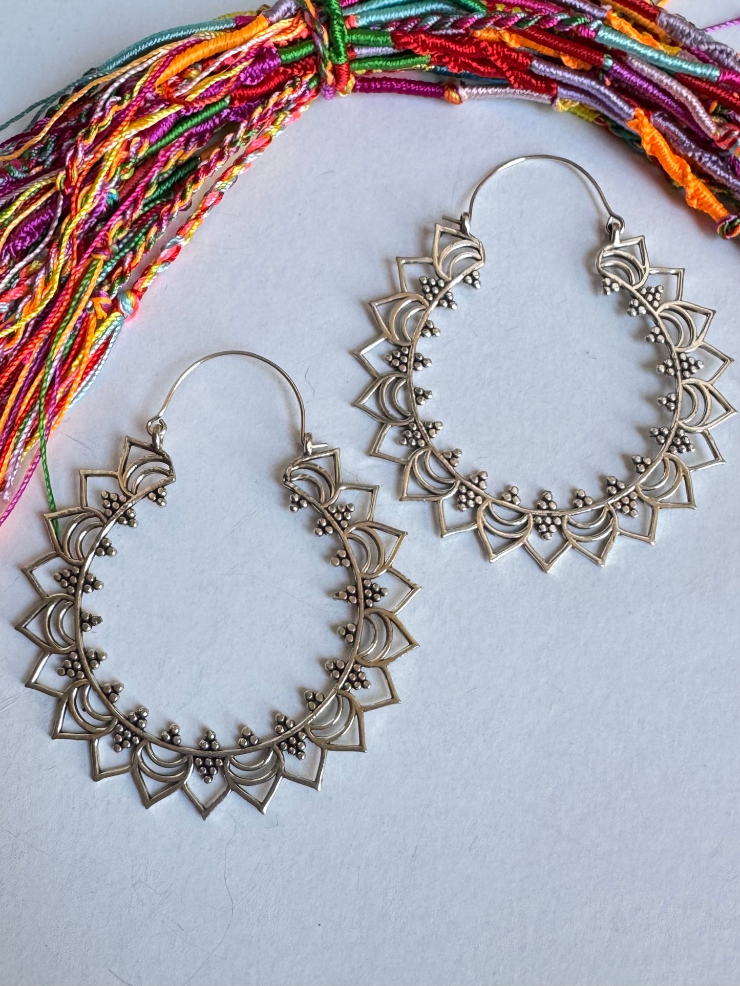 Orecchini boho argentati cerchi cupole