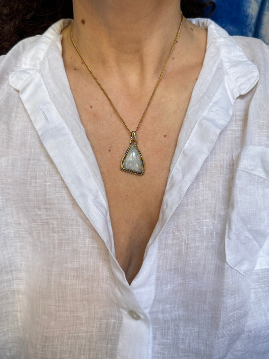 Ciondolo boho dorato pietra di luna
