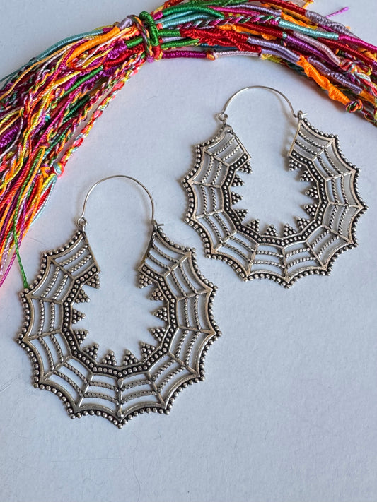 Orecchini boho argentati cerchi ragnatela