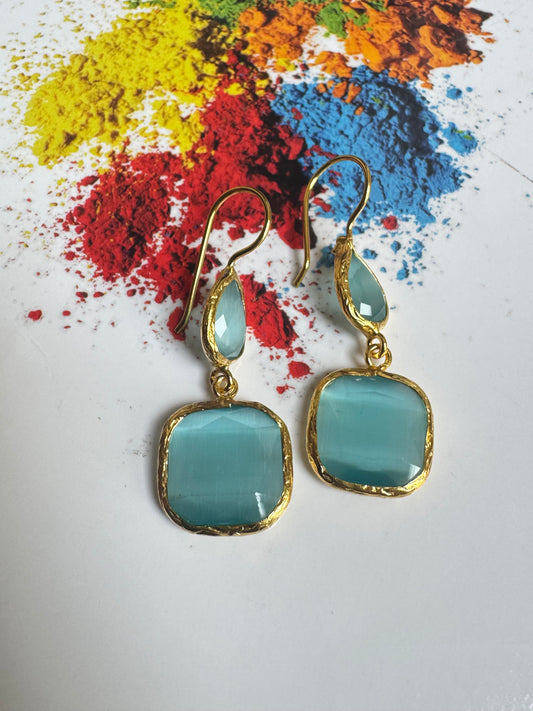 2 hellblaue Steinohrringe