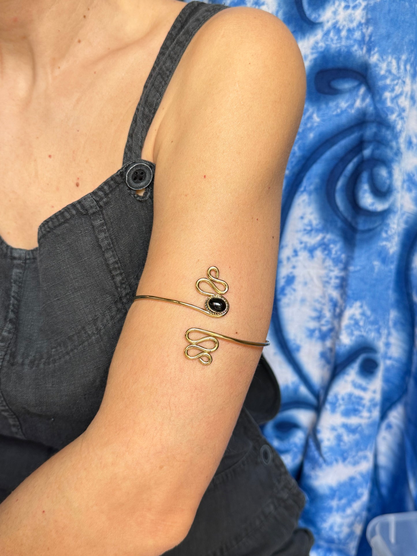 Bracciale braccio boho dorato nero