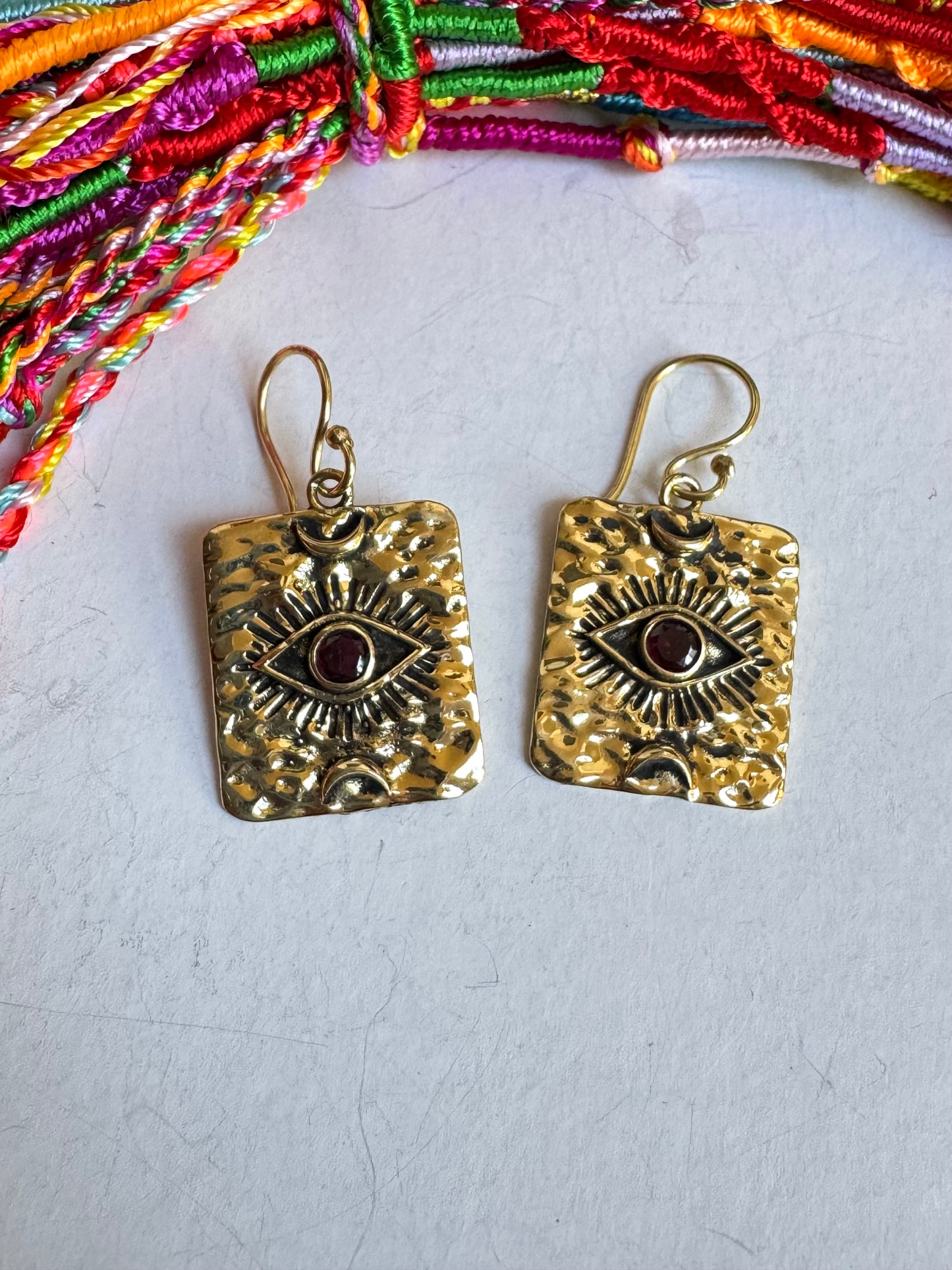 Orecchini boho dorato occhio rosso